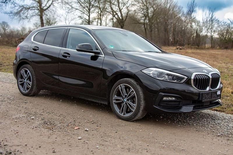 Schwarz Gebraucht 2020 BMW 120 Sport Line Kleinwagen | 16.990 € (Guter Preis) - Bild 1/4