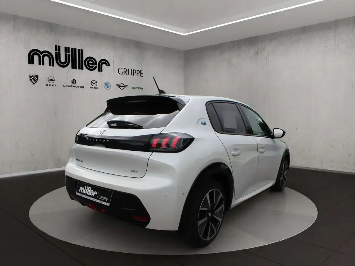 Gebraucht Peugeot e-208 GT 100 kW (136 PS) 2022 Perlmuttweiß Kleinwagen