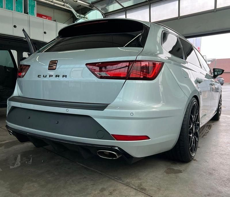Używany Seat Leon 4Drive 300 KM (220 kW) 2017 Srebrny Kombi