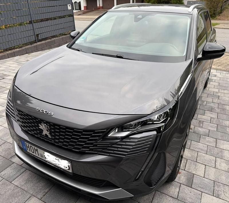 Grau Gebraucht 2022 Peugeot 5008 Allure Van / Kleinbus | 25.990 € (Guter Preis) - Bild 1/4