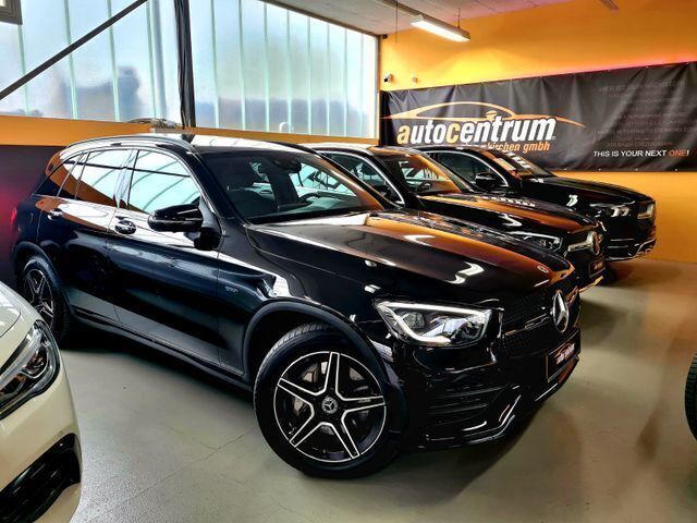 Schwarz Gebraucht 2020 Mercedes GLC300e AMG Limousine | 44.990 € (Etwas zu teuer) - Bild 1/4