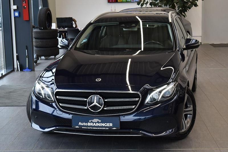 Gebraucht Mercedes E220 Avantgarde 194 PS (142 kW) 2020 Blau Limousine
