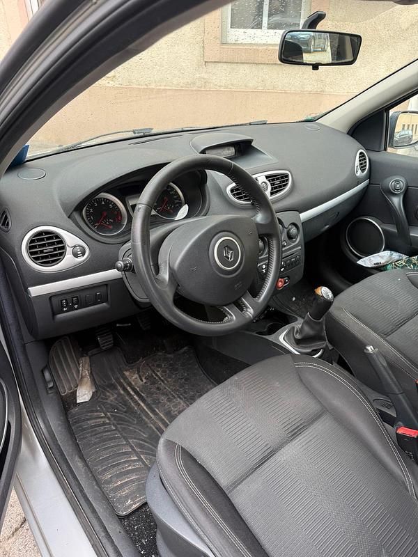 Gebraucht Renault Clio II 75 PS (55 kW) 2009 Silber Kleinwagen