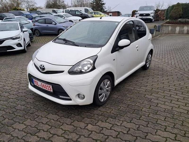 Gebraucht Toyota Aygo 68 PS (50 kW) 2013 Weiß Kleinwagen