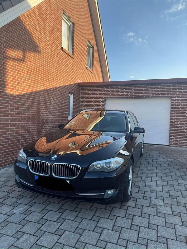 Schwarz Gebraucht 2012 BMW 520 Kombi | 6.600 € - Bild 1/4