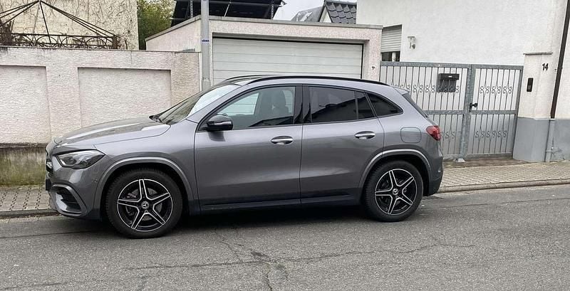 Grau Gebraucht 2024 Mercedes GLA200 AMG line SUV | 41.400 € (Etwas zu teuer) - Bild 1/3