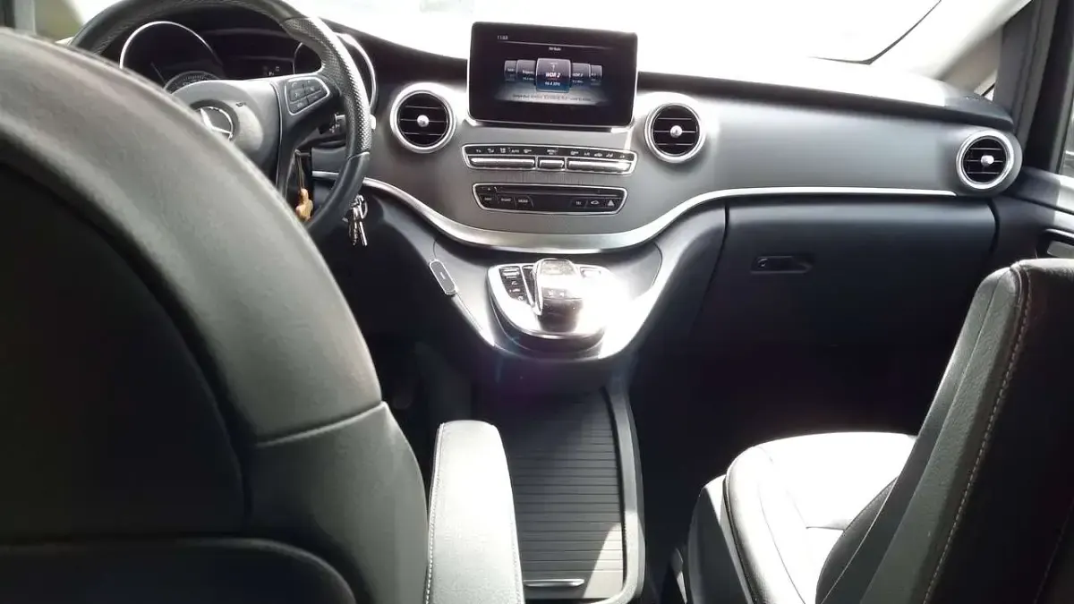 Gebraucht Mercedes V220 Avantgarde Edition 163 PS (119 kW) 2018 Braun Van / Kleinbus