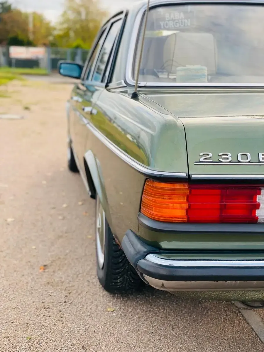 Gebraucht Mercedes E230 122 PS (89 kW) 1981 Grün Limousine