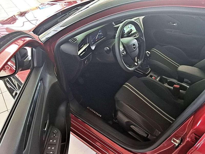 Gebraucht Opel Corsa 101 PS (74 kW) 2024 Chilirot / dach schwarz Kleinwagen