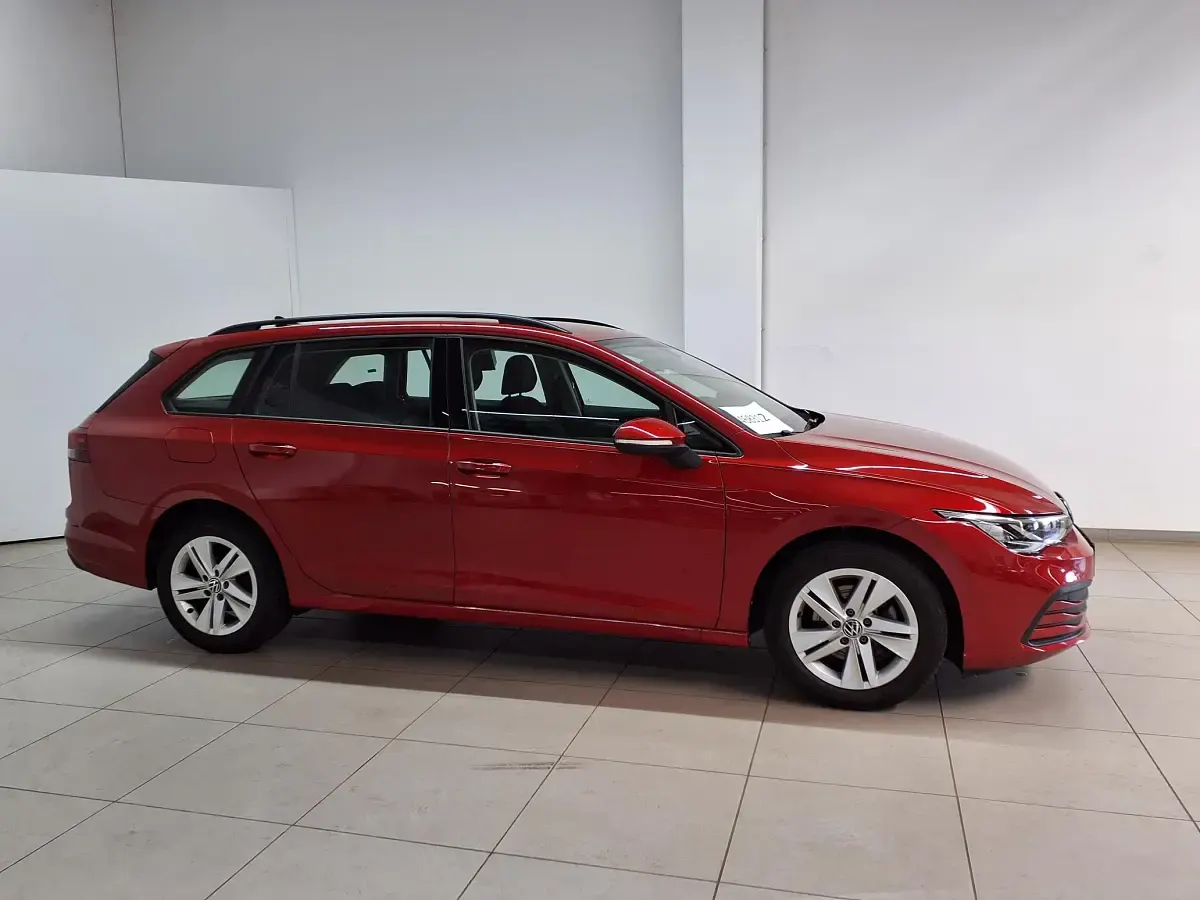 Gebraucht VW Golf VIII Life 110 PS (80 kW) 2023 Kings red metallic Kombi