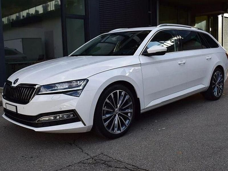 Moonweiß Gebraucht 2023 Skoda Superb LAURIN & KLEMENT Kombi | 44.982 € (Etwas zu teuer) - Bild 1/4