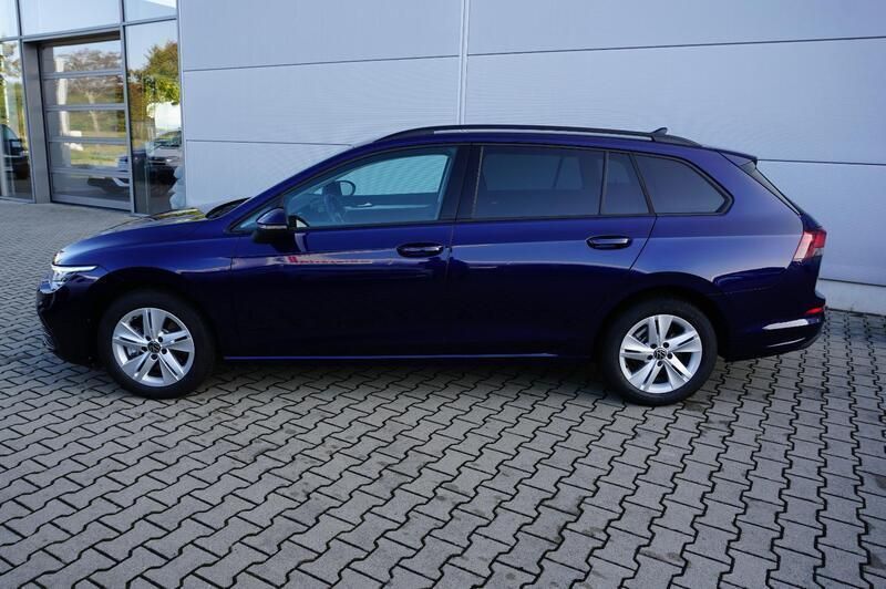 Gebraucht VW Golf VIII Life 116 PS (85 kW) 2022 Atlantic blue metallic Kombi