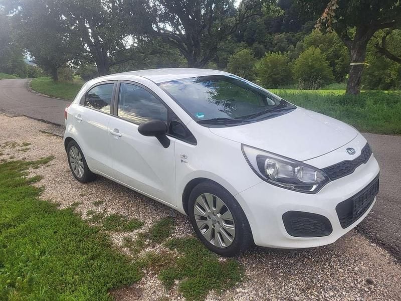 Gebraucht Kia Rio Edition 7 109 PS (80 kW) 2011 Weiß Kleinwagen