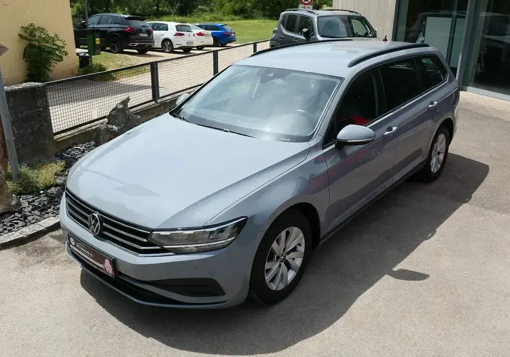 Gebraucht VW Passat 150 PS (110 kW) 2023 Mondsteingrau (metallic) Kombi