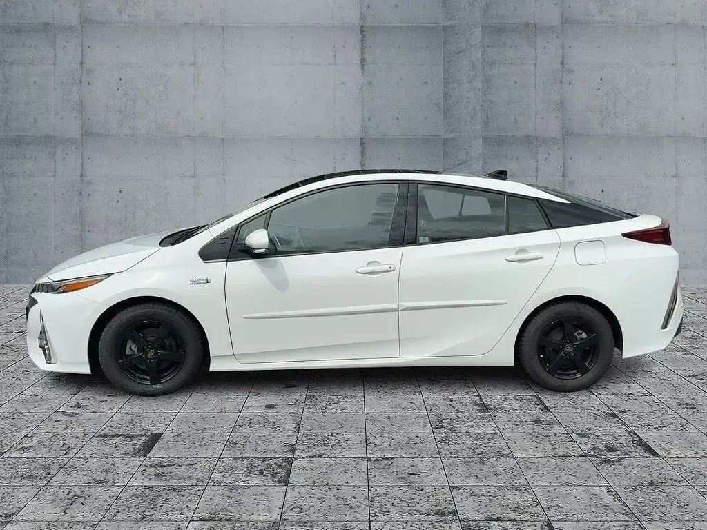 Gebraucht Toyota Prius Plus 122 PS (89 kW) 2021 Schneeweiss Kleinwagen