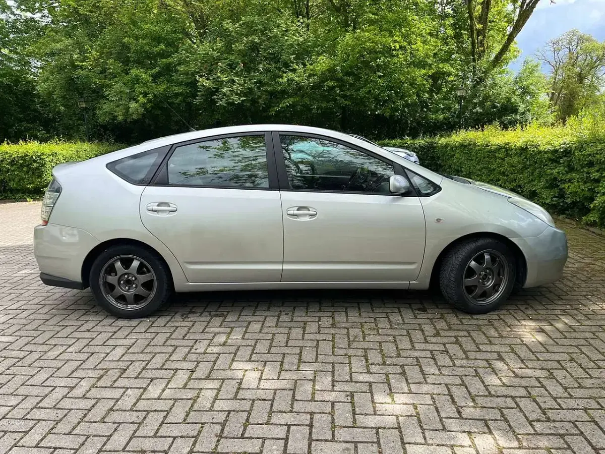 Gebraucht Toyota Prius Sol 77 PS (56 kW) 2006 Silber Kleinwagen