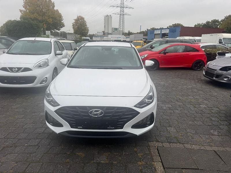 Weiß Gebraucht 2022 Hyundai i30 Select Limousine | 12.900 € (Superpreis) - Bild 1/4
