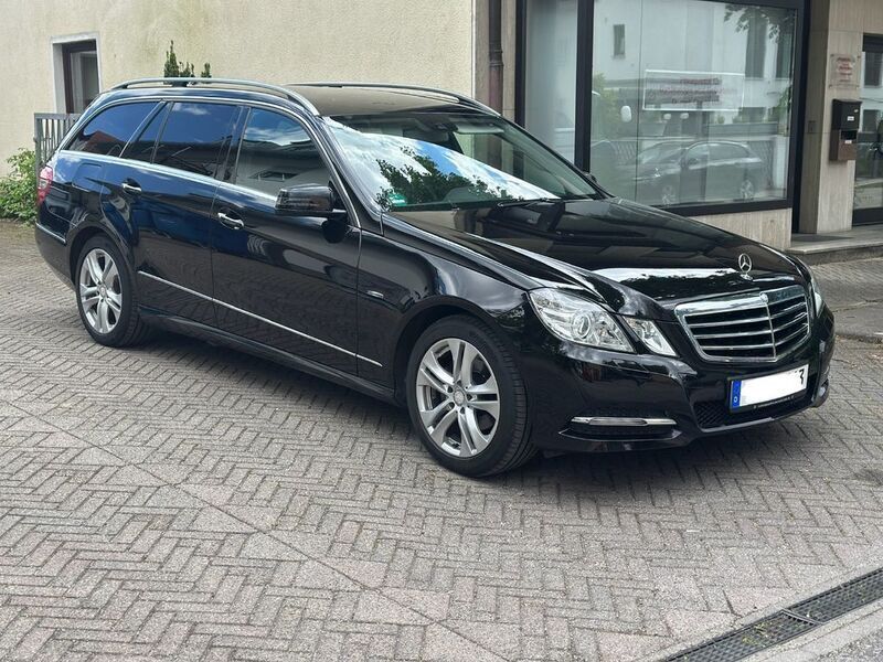 Schwarz Gebraucht 2011 Mercedes E200 Avantgarde Limousine | 6.990 € (Superpreis) - Bild 1/4