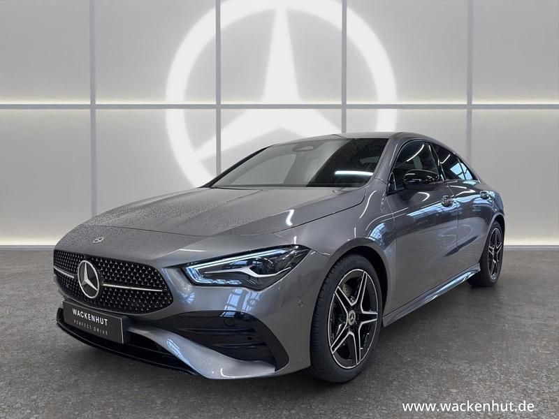 Grau Gebraucht 2025 Mercedes CLA200 AMG line Coupé | 36.479 € (Fairer Preis) - Bild 1/4