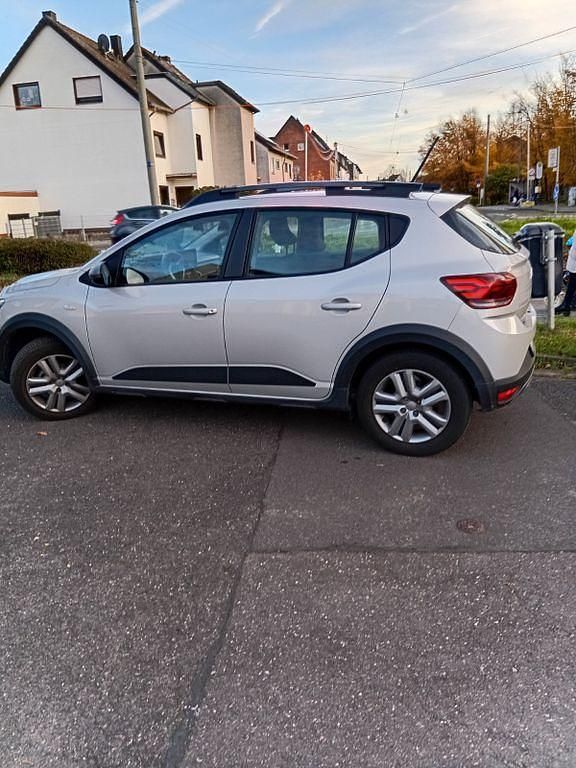 Silber Gebraucht 2023 Dacia Sandero Expression Limousine | 15.700 € (Fairer Preis) - Bild 1/4