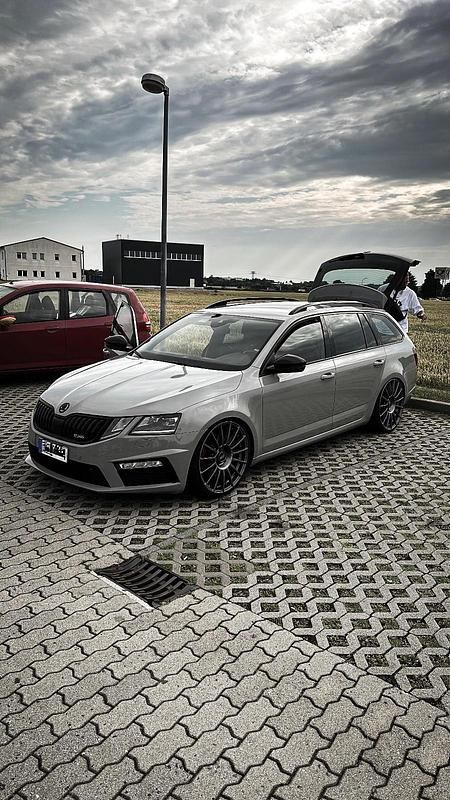 Grau Gebraucht 2017 Skoda Octavia RS Kombi | 18.900 € (Teuer) - Bild 1/4