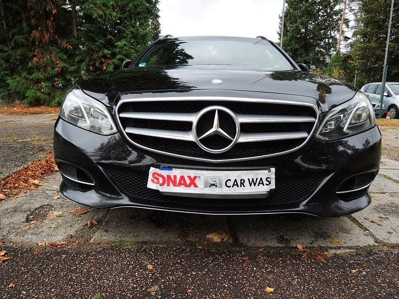 Schwarz Gebraucht 2013 Mercedes E220 Avantgarde Limousine | 10.000 € (Fairer Preis) - Bild 1/4