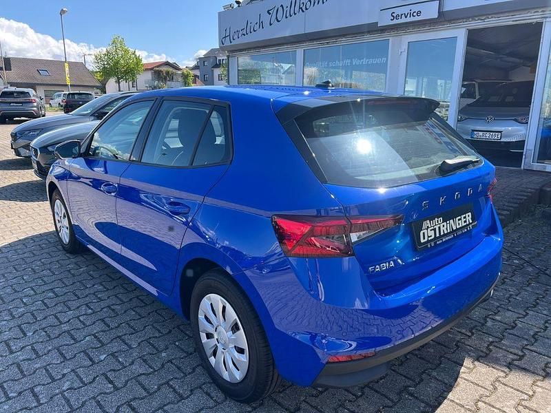 Neu Skoda Fabia Essence 116 PS (85 kW) 2025 Blau Limousine