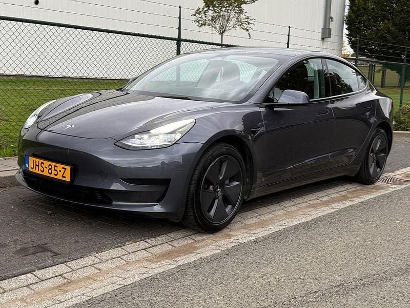 Grau Gebraucht 2024 Tesla Model 3 Standard Range Limousine | 29.995 € - Bild 1/4