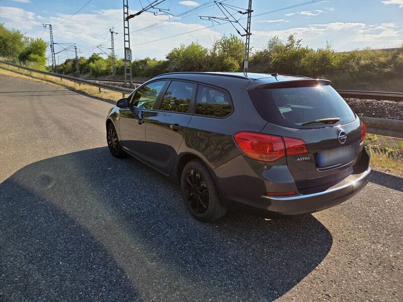 Grau Gebraucht 2012 Opel Astra Kombi | 4.600 € (Guter Preis) - Bild 1/4