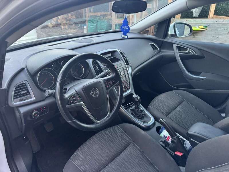 Weiß Gebraucht 2012 Opel Astra Limousine | 4.100 € (Guter Preis) - Bild 1/4