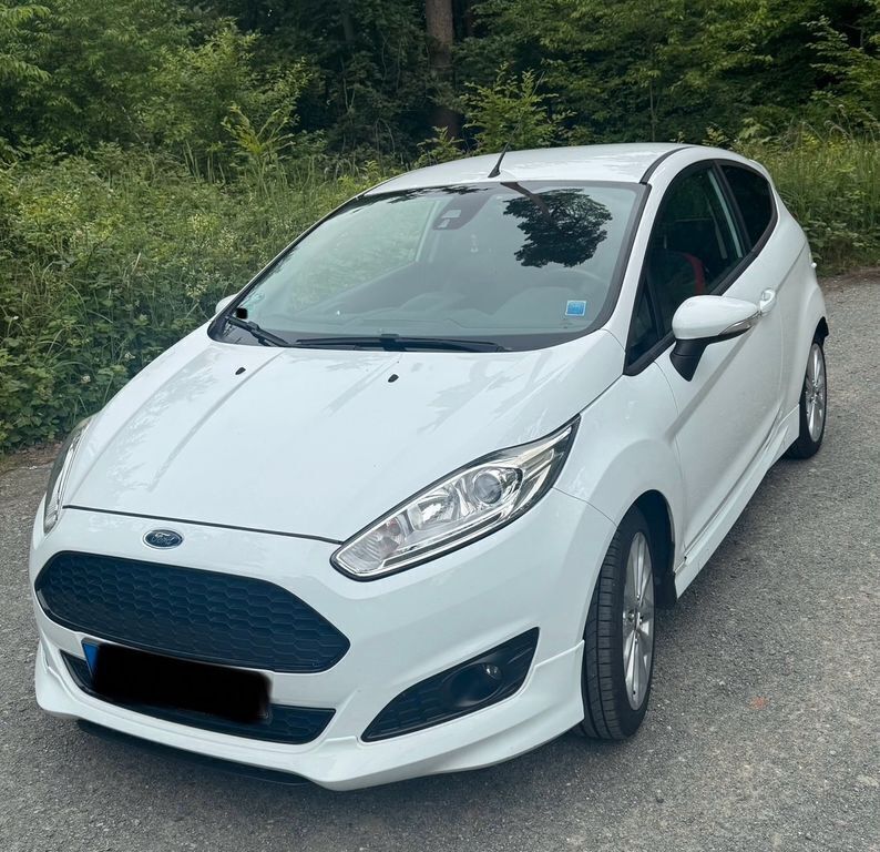 Weiß Gebraucht 2013 Ford Fiesta Kleinwagen | 5.900 € (Fairer Preis) - Bild 1/4