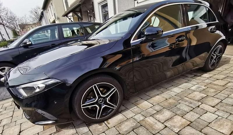 Schwarz Gebraucht 2019 Mercedes A200 Progressive Limousine | 26.000 € (Etwas zu teuer) - Bild 1/4