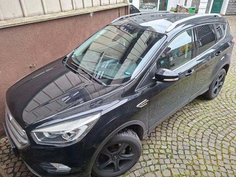 Schwarz Gebraucht 2018 Ford Kuga Titanium SUV | 14.100 € (Fairer Preis) - Bild 1/4