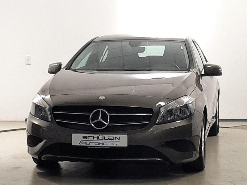 Braun Gebraucht 2013 Mercedes A180 Limousine | 12.980 € (Fairer Preis) - Bild 1/4