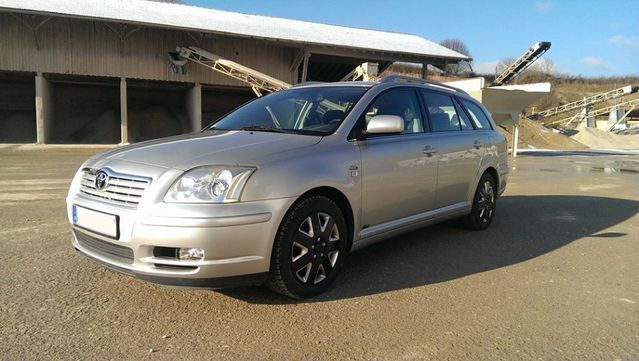 Silber metallic Gebraucht 2004 Toyota Avensis Kombi | 4.499 € (Teuer) - Bild 1/4