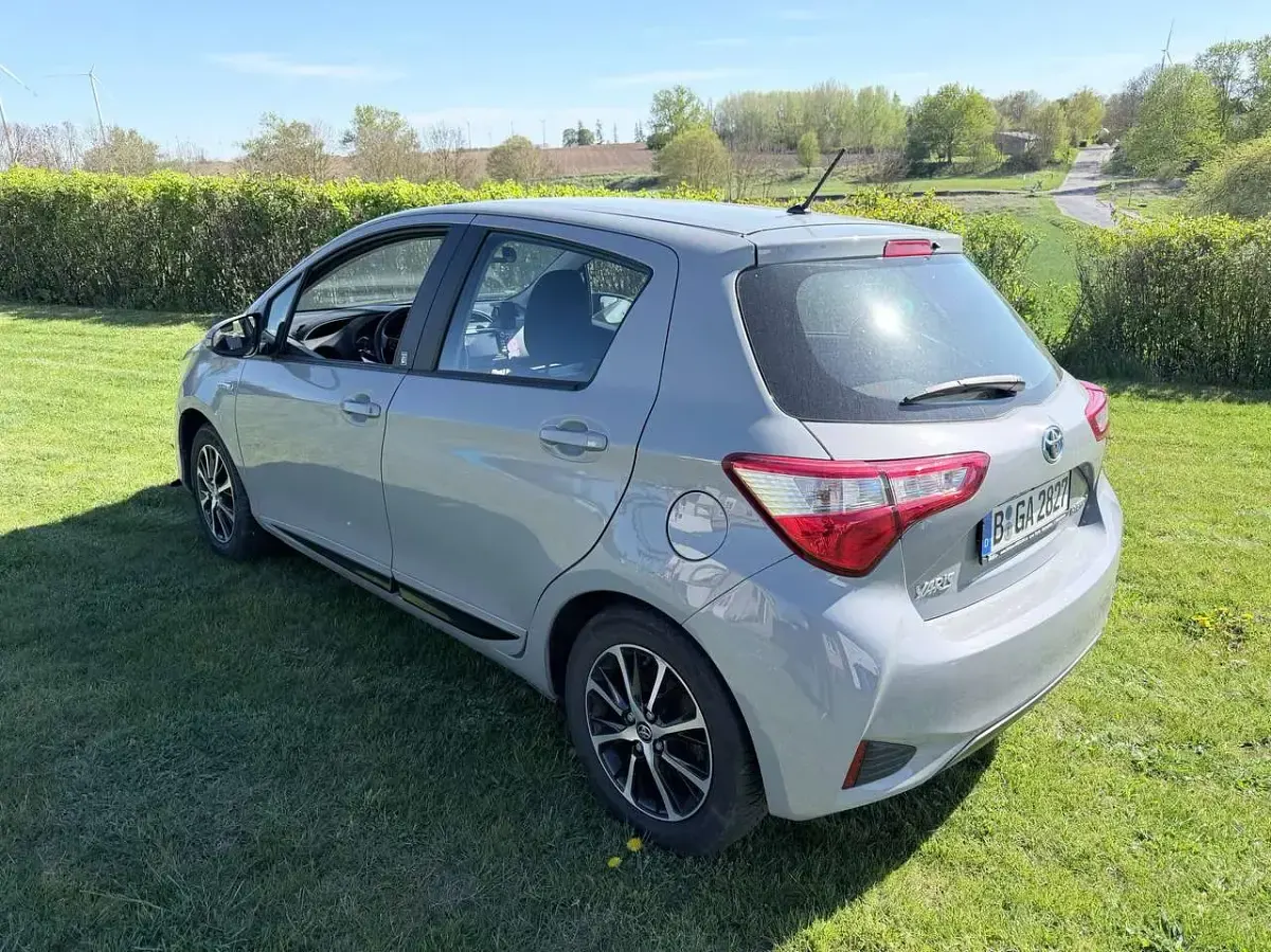 Gebraucht Toyota Yaris Hybrid Team 73 PS (53 kW) 2017 Grau Limousine
