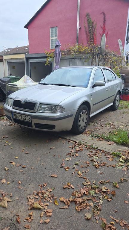 Silber Gebraucht 2004 Skoda Octavia Limousine | 1.100 € (Superpreis) - Bild 1/4