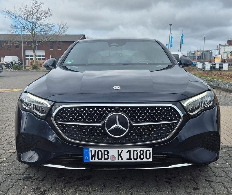 Gebraucht Mercedes E300 313 PS (230 kW) 2024 Blau Limousine