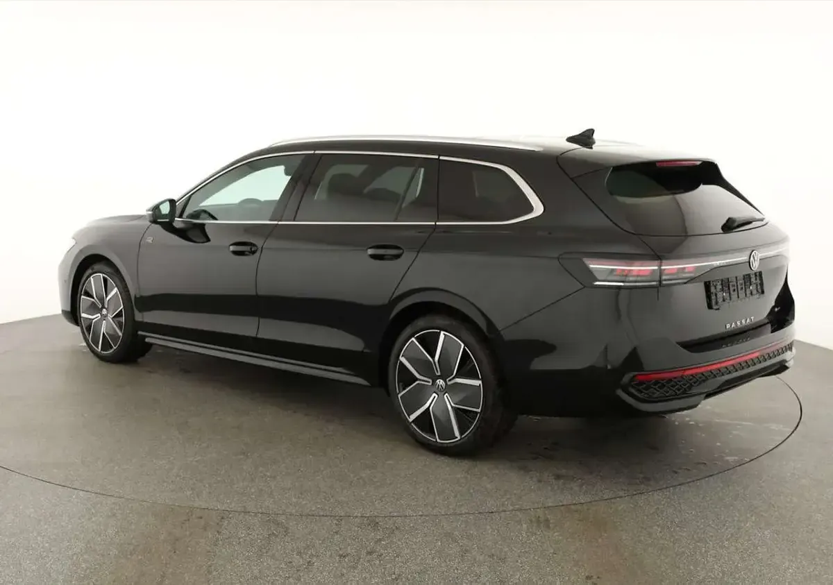 Neu VW Passat R-line 193 PS (141 kW) 2026 Grenadilla black meta... Kombi