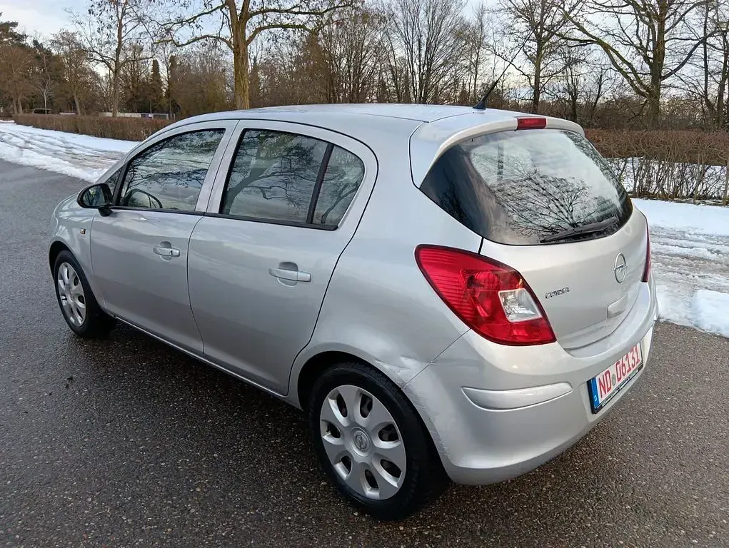 Usado Opel Corsa Edition 80 HP (58 kW) 2009 Prateado Citadino
