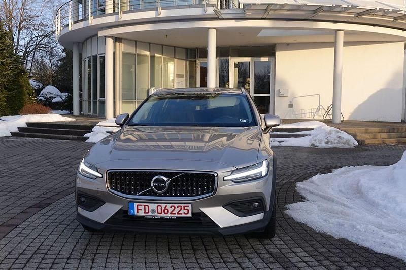 Gebraucht Volvo V60 CC 197 PS (144 kW) 2023 Beige Kombi