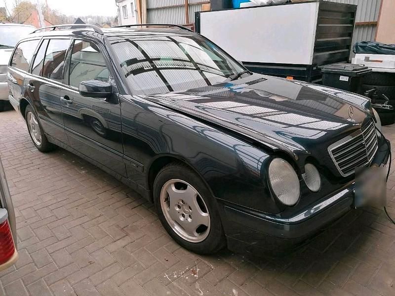 Gebraucht Mercedes E240 Classic 170 PS (125 kW) 1999 Blau Kombi
