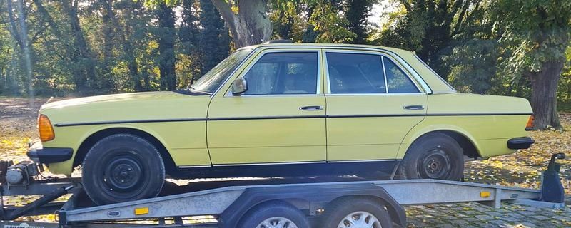 Gebraucht Mercedes 230 109 PS (80 kW) 1978 Gelb Limousine