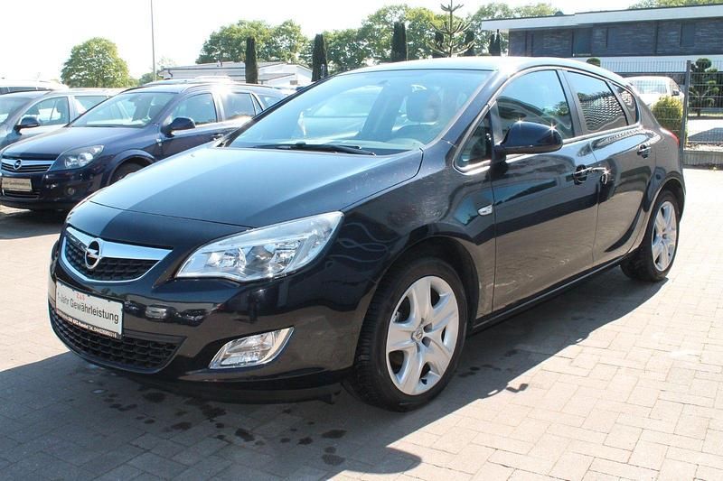 Gebraucht Opel Astra Design Edition 101 PS (74 kW) 2011 Schwarz Limousine