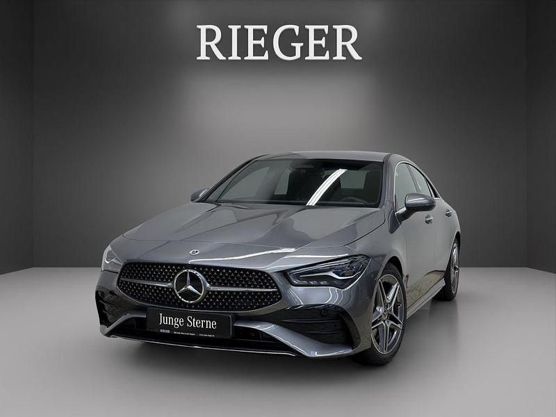 Grau Gebraucht 2025 Mercedes CLA200 AMG line Plus Limousine | 35.877 € (Fairer Preis) - Bild 1/4