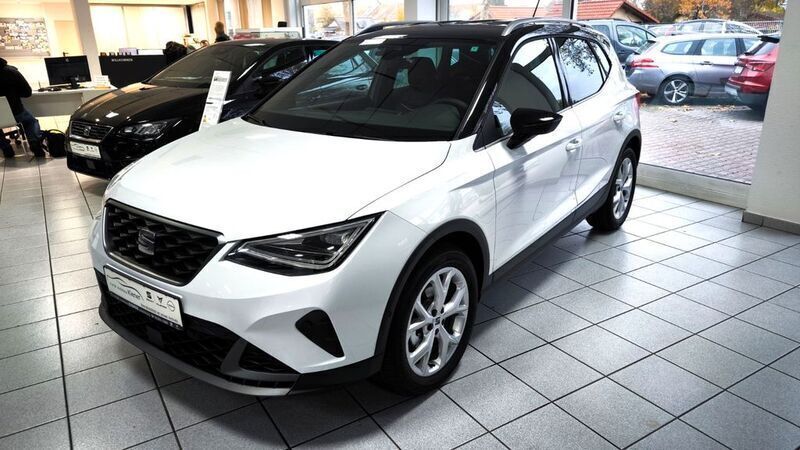 Glacial weiß metallic / schwar Neu 2025 Seat Arona FR SUV | 25.450 € (Fairer Preis) - Bild 1/4