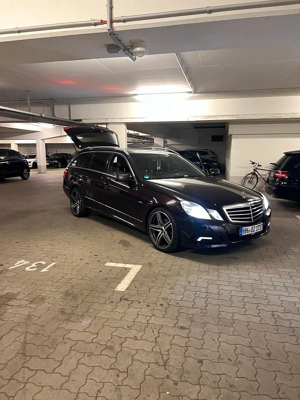 Rot Gebraucht 2009 Mercedes E220 Kombi | 9.850 € - Bild 1/2