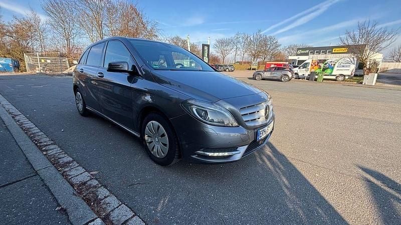 Gebraucht Mercedes B180 109 PS (80 kW) 2013 Grau Van / Kleinbus