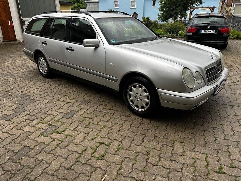 Silber Gebraucht 1999 Mercedes E240 Classic Kombi | 999 € (Superpreis) - Bild 1/4