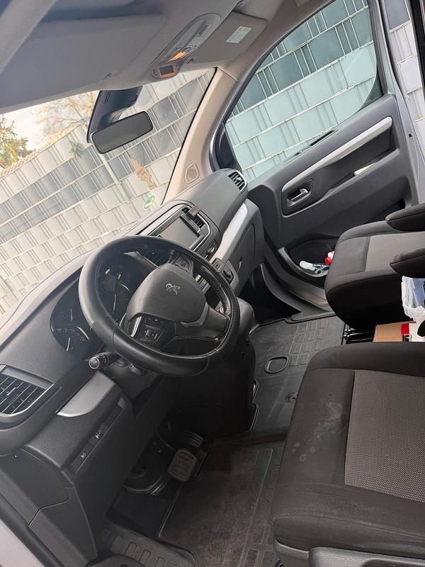 Gebraucht Peugeot Expert 180 PS (132 kW) 2022 Silber Van